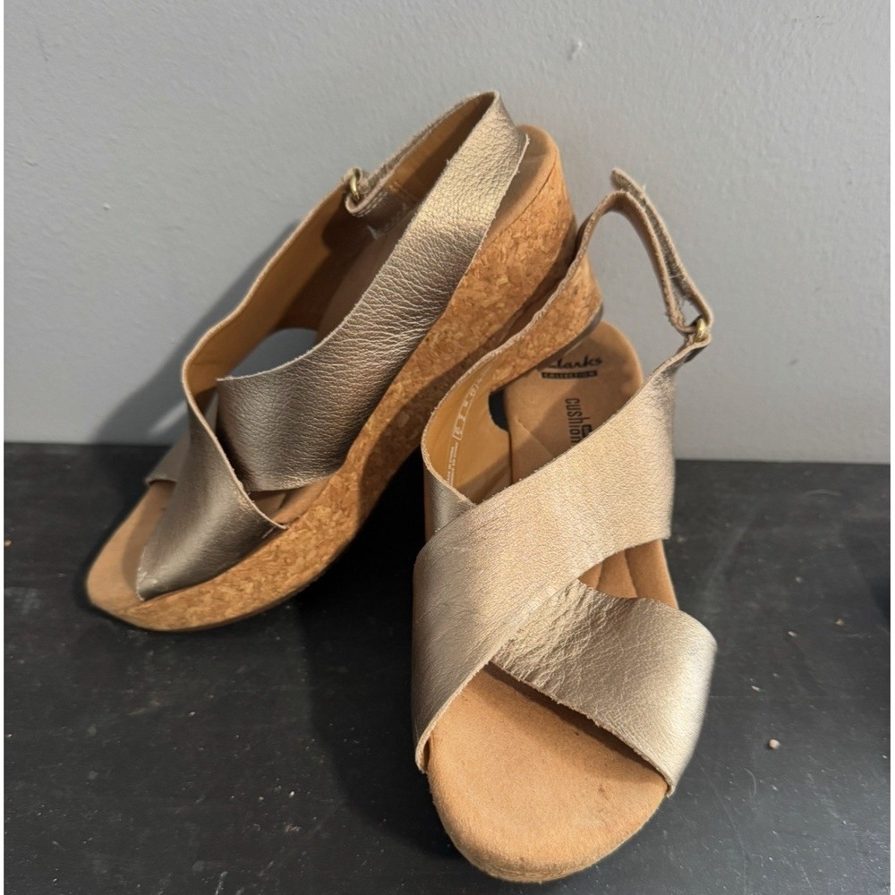 Women's 8 Clarks Annadel Eirwyn wedge sandals in a gold metallic